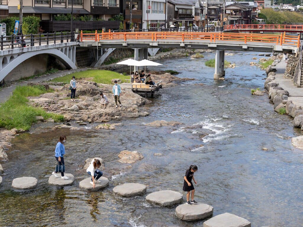 自然を満喫するアクティビティ長門湯本温泉で川遊び（長門市）